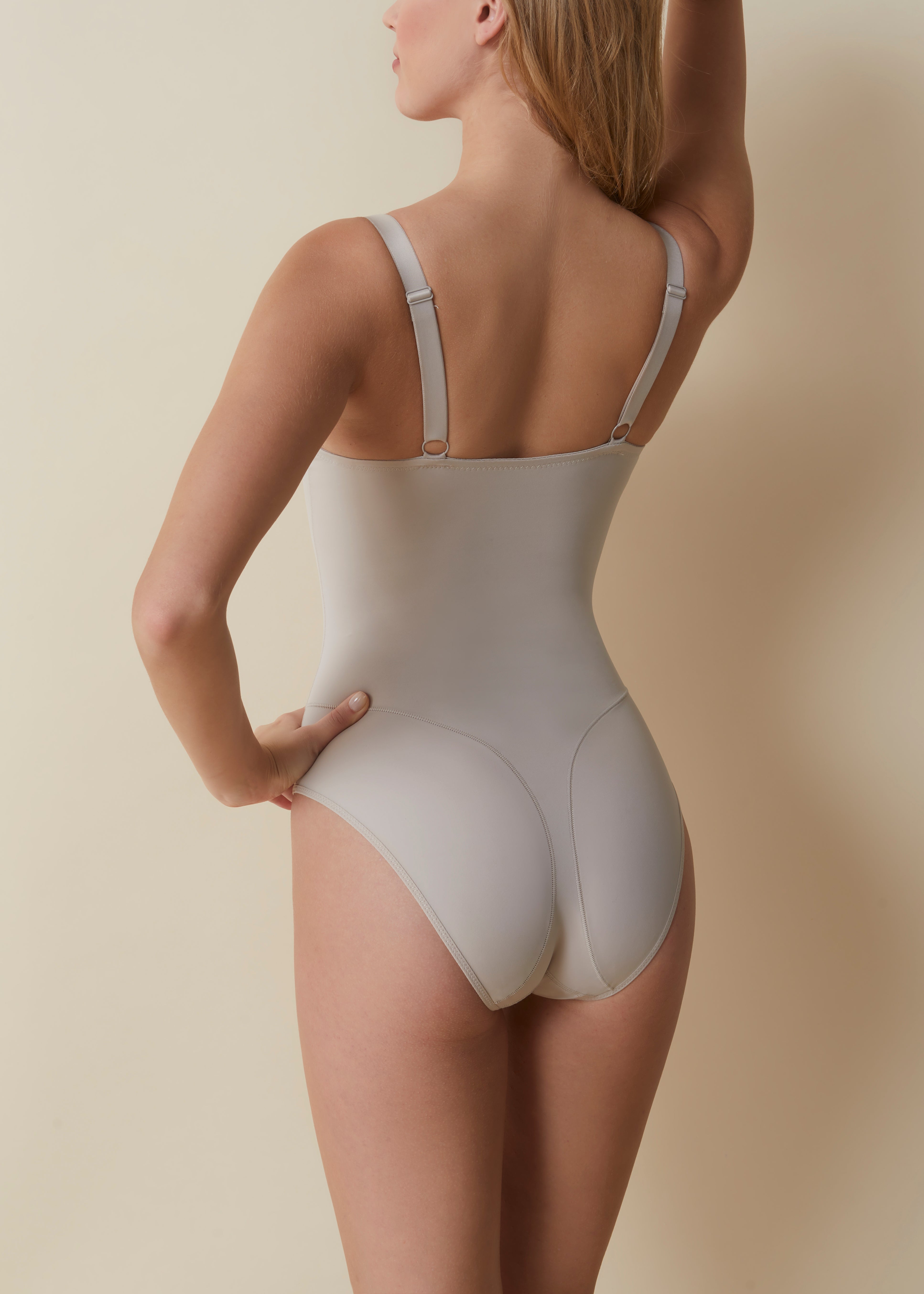 Body sem aro e sem bojo, com copas bordadas em tule e renda - mod. Escarlate